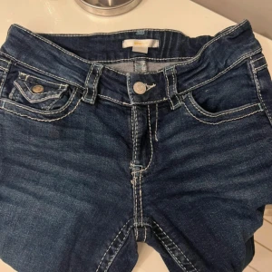 Mörkblå jeans från Gina Tricot - Snygga mörkblå jeansshorts som är bokat och är  från Gina Tricot med klassisk femficksdesign och kontrasterande sömmar. Perfekta för en avslappnad stil. De har en knapp och dragkedja framtill.