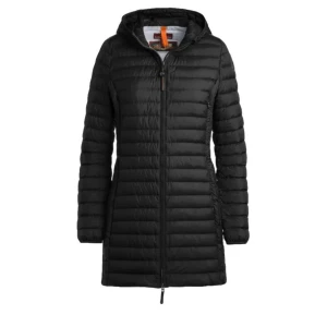 Svart dunjacka med huva - Snygg och stilren svart i super fin skick! Märket är Irene dunjacka från Parajumpers. Jackan har en praktisk huva och dragkedja framtill. Perfekt för kyliga dagar med sin quiltade design som håller värmen. En klassisk och tidlös modell som passar till det mesta. 