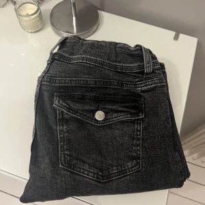 Svarta jeansshorts från Gina Tricot - Snygga svarta jeansshorts från Gina Tricot med klassisk femficksdesign och knappgylf. Perfekta för en avslappnad stil. De har en bekväm passform och är tillverkade i slitstarkt denim.