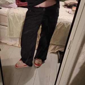 Svarta byxor från Esprit - Snygga byxor från Esprit med diskret rutmönster. . Perfekta för en stilren look.