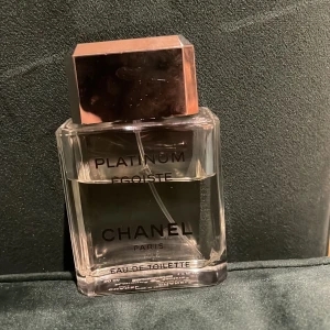 Chanel Platinum Égoïste Eau de Toilette - Säljer en elegant och tidlös Chanel Platinum Égoïste Eau de Toilette. Flaskan är stilren med en fyrkantig form och en silverfärgad kork. Doften är fräsch och maskulin, perfekt för den som vill utstråla självsäkerhet. En klassiker i parfymvärlden!