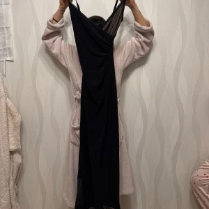 Svart långklänning - Elegant svart tajt långklänning med detaljer. Väldigt simpel och fin använd max tre gånger storlek 36/38     S/M priset kan diskuteras och skriv privat för fler bilder 