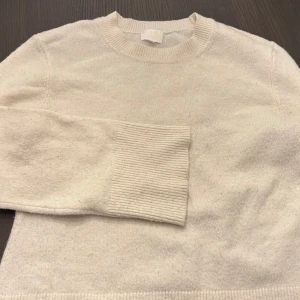 Stickad tröja - Stickad tröja från HM. använd.