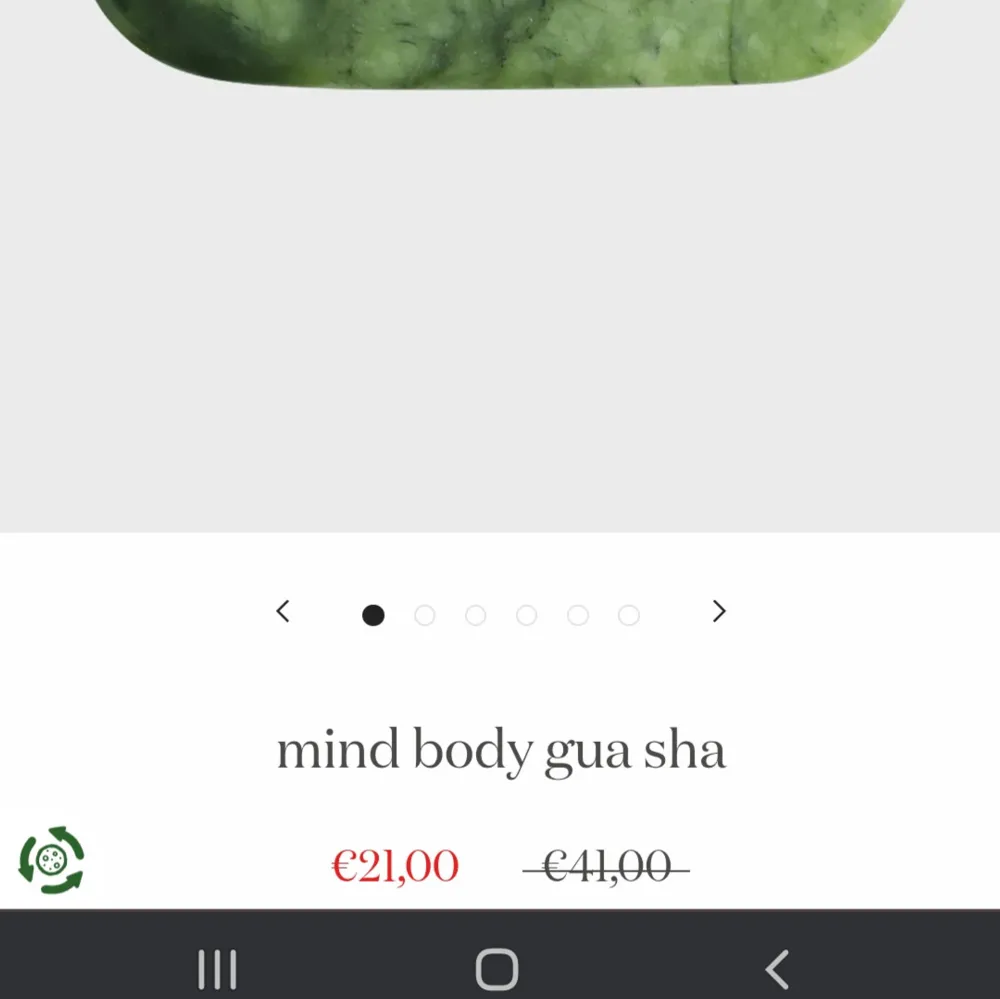 Säljer en grön Gua Sha från Moshi Moshi Mind. Perfekt för att stimulera blodcirkulationen och ge huden en jämnare ton. Används dagligen för bästa resultat. Tillverkad i ett vackert grönt material med naturliga mönster. Helt ny och oanvänd!. Asusteet.