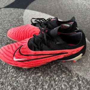 Nike Phantom GX Elite - Säljer dessa Nike Phantom GX Elite AG som är helt oanvända. Storlek 44. Skriv om ni har frågor eller funderingar.