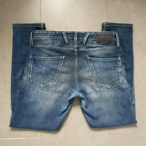 Replay Jeans - Ett par feta Replay jeans som är i jätte skick. Byxorna har inga hål eller andra defekter. Mitt pris 499 kr men det går att diskuteras. Skriv vid behov av fler bilder eller vid minsta fundering. Nypris: 1300 kr