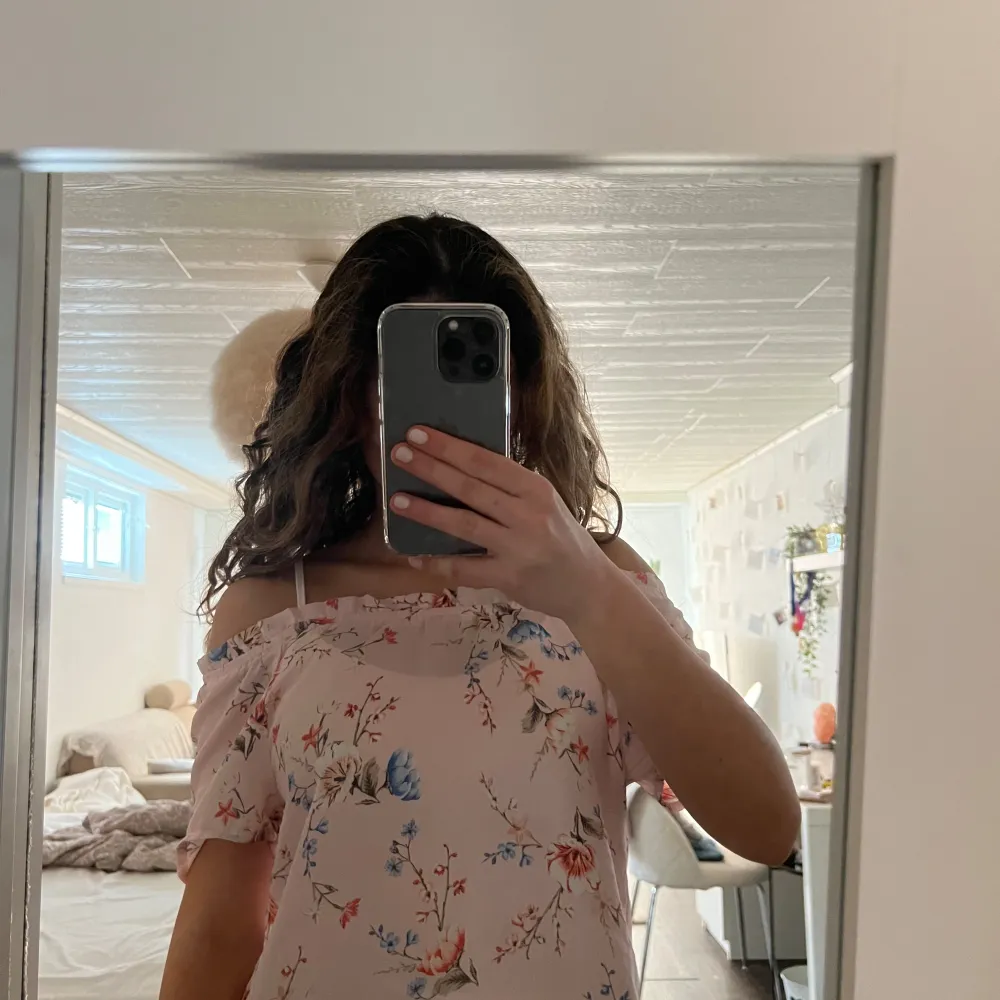 Söt blommig offshoulder topp i ljusrosa med korta ärmar. I bra skick och inte använd. Är i st 152 men passar mig med xs/s.. Yläosat.