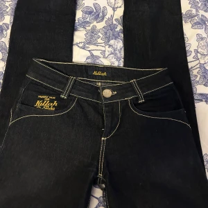 Svarta jeans från Killah - Snygga svarta jeans från Killah med kontrasterande sömmar och klassisk femficksdesign. Väldigt lågmidjade och straight modell. Skit snygga