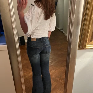 Weekday jeans Inferno - Populära jeans från weekday i modellen Inferno som inte säljs längre. Bra skick och inga defekter förutom lite slitna längst ner på bena (se bild 4) vilket jag bara tycker är snyggt! Innerbenslängd 82 cm och midjestorlek 25. 