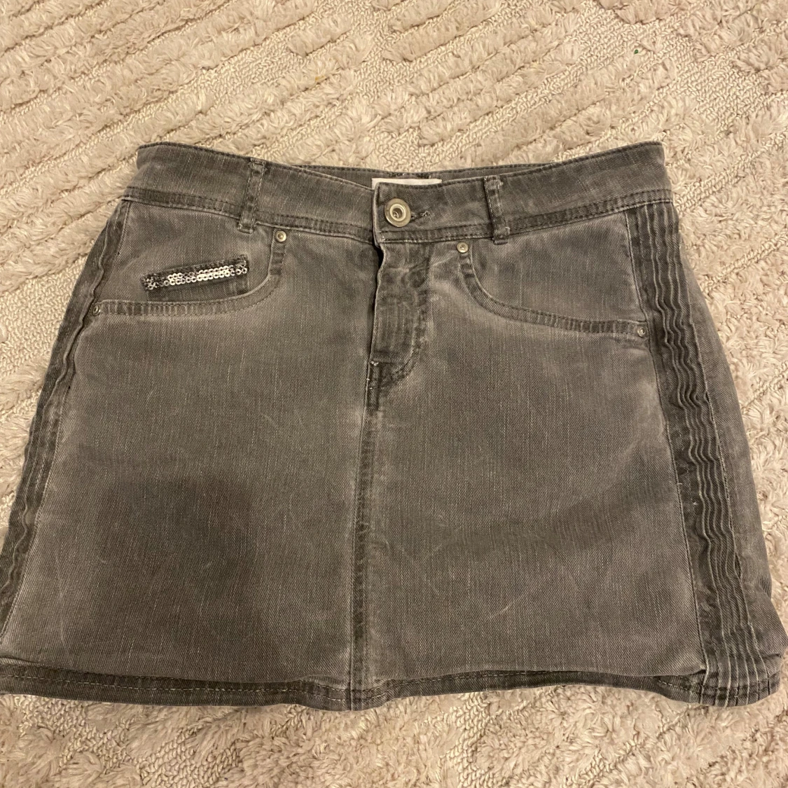 Grå jeanskjol med paljettdetaljer - 3