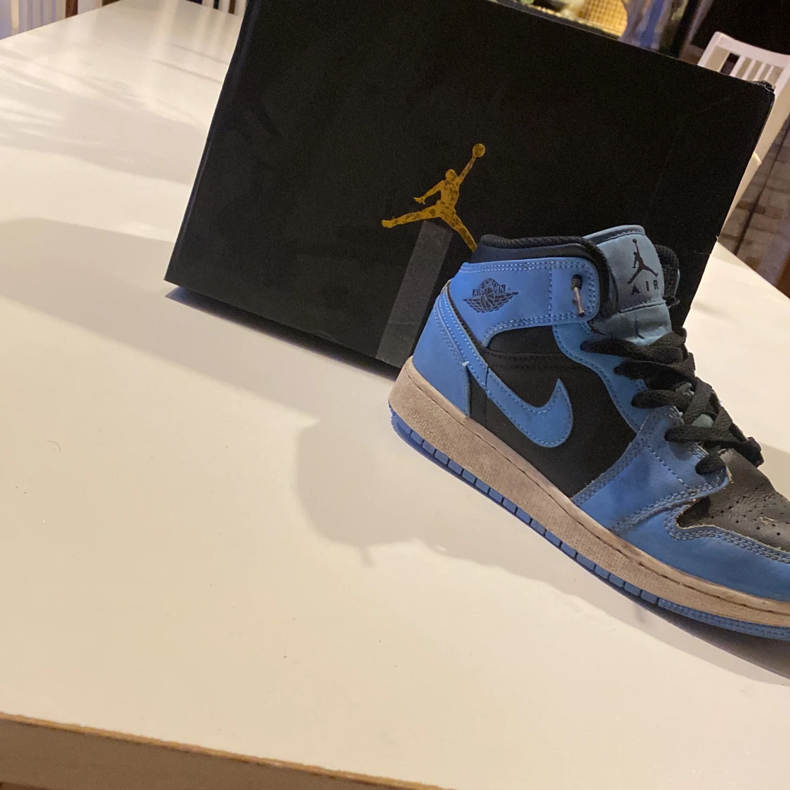 Nike Air Jordans i blått och svart