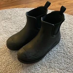 Svarta boots från ToTie - Säljer ett par svarta boots från ToTie. De är vattentäta i storlek 38. Tvättar de noggrannare vid köp💗