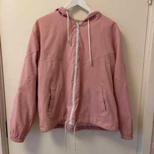 Rosa vindjacka - Rosa vindjacka, sparsamt använd.🩷