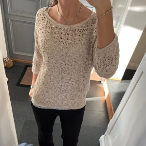 Beige stickad tröja  - Beige trekvartsärmad tröja från Everme i storlek M, skulle säga att den även passar S. Fint skick. Använd gärna köp nu!