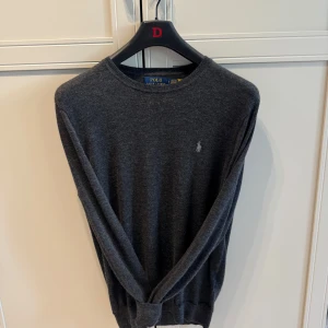 Ralph lauren merino ull washable slim fit - Kvitto finns, utmärkt skick (köptes för mindre än 2 månader), cond 10/10 pris diskuterbart vid snabb och smidig affär! Nypris, 2400:- skanna qr för verifiering.