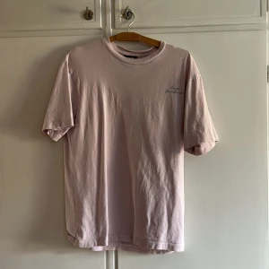 Ljusrosa t-shirt från Sweet Skateboards - Säljer en ljusrosa t-shirt från Sweet Skateboards med ett coolt tryck på baksidan. 🌸