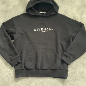 Svart hoodie från Givenchy - Givenchy Hoodie( ÄKTA) mycket bra skick. Nypris :16000kr tar emot byten