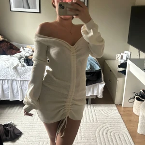 Vit ribbad klänning från Madlady - Säljer en snygg vit ribbad klänning från Madlady. Klänningen är offshoulder med långa ärmar och har en justerbar snörning framtill som ger en fin passform🙌🏼💕 Nypris 370kr 