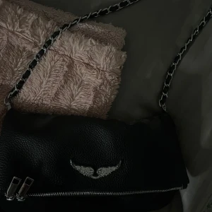 Svart zadig väska!!! - Säljer en svart Zadig voltaire väska, två kedjor så man kan välja längd😍 typ helt oanvänd!! Pris kan diskuteras!!