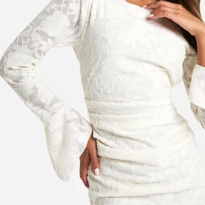 Vit spetsklänning med öppen rygg - Elegant vit spetsklänning med långärmad design och öppen rygg. Klänningen har en tight passform och är perfekt för studenten! Endast testad💗💝