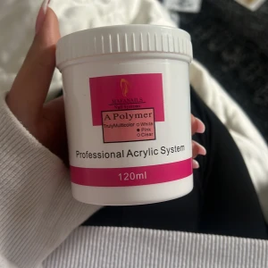 Acrylic System från MAFANAILS - Professionellt akrylsystem från MAFANAILS i en 120 ml burk. Perfekt för att skapa hållbara och snygga naglar. Finns i färgern rosa . Idealisk för både nybörjare och proffs som vill ha ett pålitligt resultat.