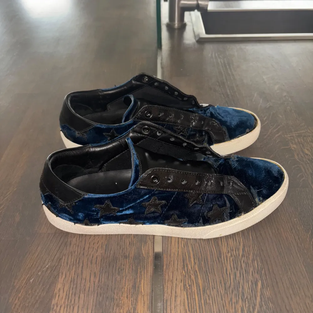 Sjukt unika Yves Saint Laurent sneakers! Velvet runt hela skorna, vilket ger ett sjukt snyggt lyster i bra ljusđStorlek 42. Sulorna behöver limmas om framtillđ Pris Ă€r diskuterbart emot snabb och smidig affĂ€r.. KengĂ€t.