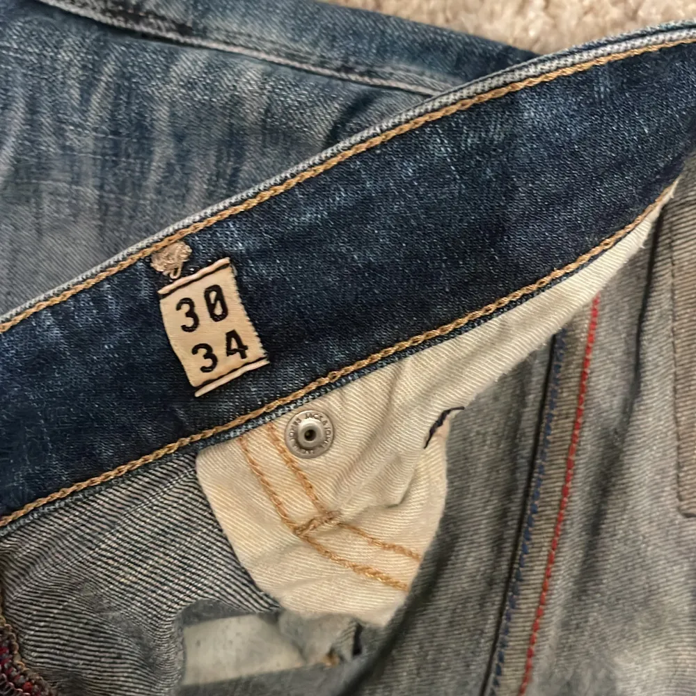Tja, säljer ett par riktigt feta jack and jones jeans. De är i storlek W30 L34 och är slim fit. Skriv för fler frågor?. Farkut & Housut.