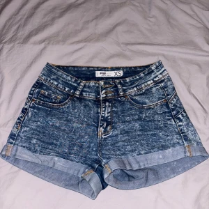 Blå jeansshorts  - Snygga blå jeansshorts i storlek XS. De är lågmidjade med uppvikta benslut. Perfekta för sommardagar!