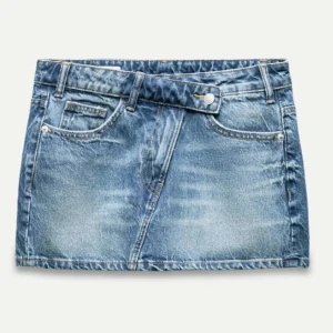 Blå jeanskjol - Superfin slutsåld jeanskjol från Zara. Helt oanvänd, säljer då den inte passade!