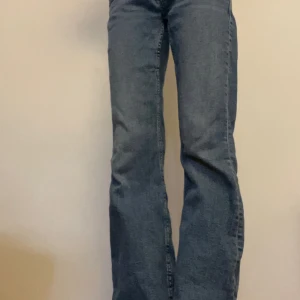 bootcut/flare Gina Young jeans - Säljer ett par blå bootcut/flare jeans från Gina Tricot Young, sitter dock ganska baggy på mig då jag har lite smalare lår💓💓 De är low-waist💞Jeansen har fickor både fram och bak samt en dragkedja framtill med två knappar💘 säljer då de inte kmr till användning, har växt ur de och de sitter inte som jag önskar på mig💗💗har använt de ett par gånger men inga täcken på slitage alls!💕de finns inte kvar på hemsidan men skulle gissa att de kosta ungefär 400kr original pris💝 skriv vid minsta fundering!💖