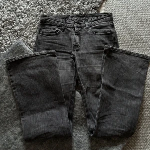 Bootcut jeans - Assnygga lågmidjade bootcut jeans från brandy melville💕De är i onesize men passar xs-s skulle jag säga🥰Sparsamt använda och inga defekter💕
