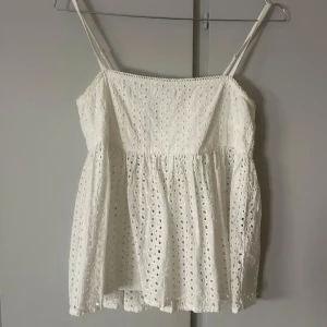 Vit topp - Säljer denna söta sommar toppen från Bikbok som endast är använd 2 gånger!🤍