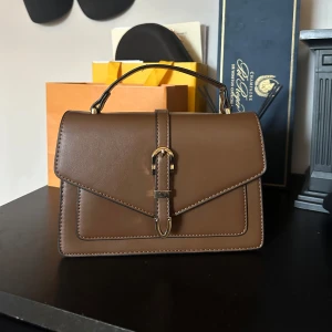 Väska - Super fin brun väska, långt band tillkommer 