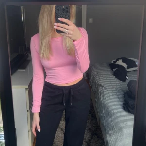 Rosa långärmad topp - Säljer en rosa långärmad topp då den inte kommer till användning. Den har en tight passform och är perfekt för en trendig look! Passar bra till både jeans och kjol. Perfekt för vår och sommar! 💗