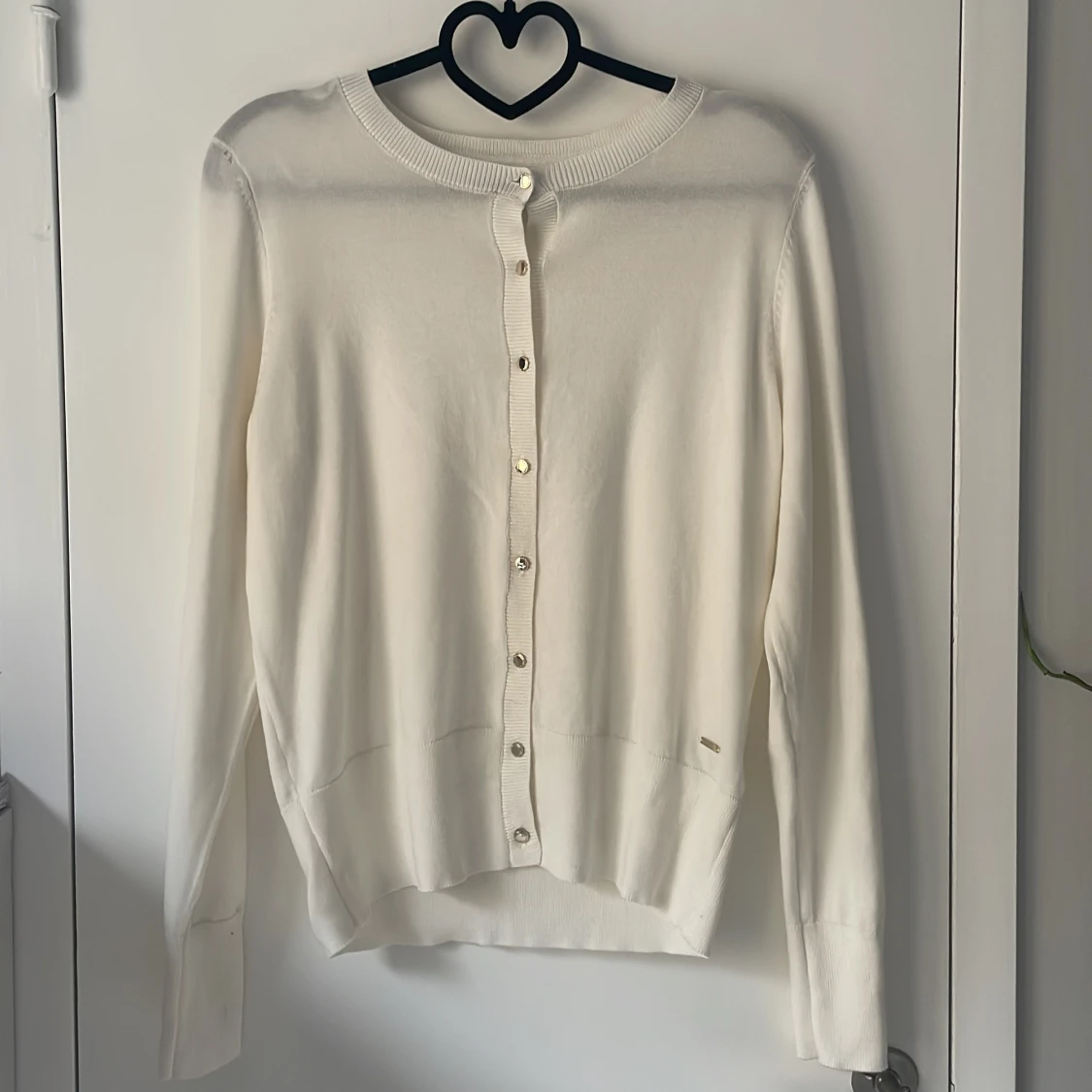 Vit kofta med knappar