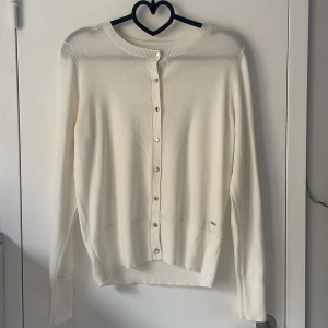 Vit kofta med knappar - Jättefin kofta som aldrig är använd! Säljs pga av att jag har två, pris kan diskuteras.