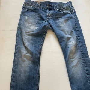 Dondup jeans  - Här har vi ett par dondup jeans med slitningar modellen sitter straight. Längden är 34 midja 32 hör av er vid funderingar!