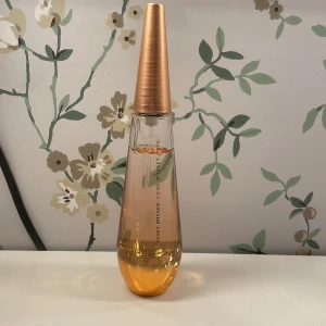 Issey Miyake L'Eau d'Issey Pure Nectar de Parfum - Säljer en elegant parfymflaska från Issey Miyake, L'Eau d'Issey Pure Nectar de Parfum. Den är använd mycket få antal gånger men skulle säga att det är ungefär 85% kvar. Jag har inte kvar förpackningen och är väldigt dålig på att beskriva dofter hahha så rekommenderar att du letar upp det själv🥴🤍
