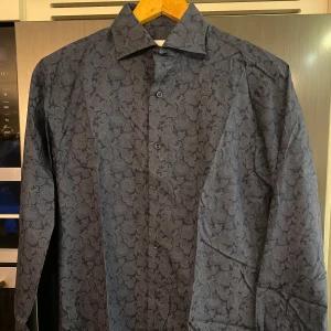 Skjorta Oscar - slim fit - Snygg skjorta Oscar of Sweden, slim fit, wrinkle free. Nyskick. Stl 38.  Finns i Luleå. Rök- och djurfritt hem.