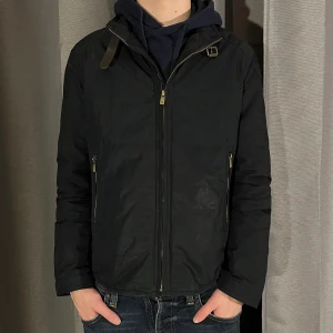 Massimo Dutti jacka - Tja! Säljer denna riktigt härliga vårjacka från Massimo Dutti! Mycket gott skick och inga defekter! Perfekt nu inför våren! Vid minsta fråga tveka inte att höra av dig! //FashionLabbet