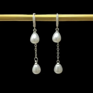 Silverörhängen med pärlor - Eleganta silverörhängen med hängande vita pärlor. Perfekta för att ge en sofistikerad touch till din stil. De har en kedjedesign som ger en vacker rörelse.