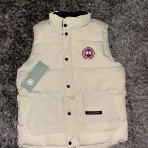 Canada goose väst  - Helt ny canada goose väst, perfekt inför kommande väder, storlek S men passar även storlek M