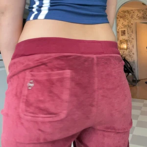 Röda mjukisbyxor från Hollister - Säljer ett par bekväma vinröda mjukisbyxor från Hollister. 