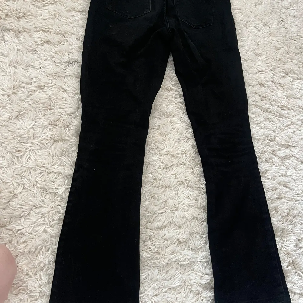 Snygga svarta bootcut jeans från Levi's med en klassisk design. Dessa jeans har en bekväm passform och är perfekta för en stilren look. De har en knapp och dragkedja framtill. Kontakta om ni vill ha fler bilder! Själjer pga för små . Farkut & Housut.