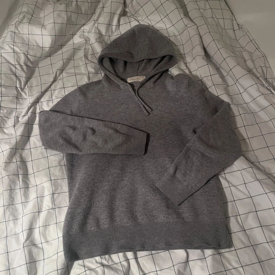 Grå cashmere hoodie från Sayless
