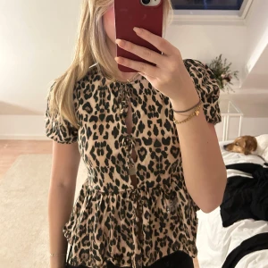 leo topp - supersnygg leopard topp, knappt använd 💌