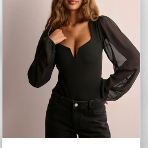 Svart långärmad body från Nelly  - Svart långärmad body från Nelly, perfekt till fest. Använd endast 2 gånger, så i jättefint skick!! Storlek:Xs, nypris 349, pris kan diskuteras🩷🫶🏼