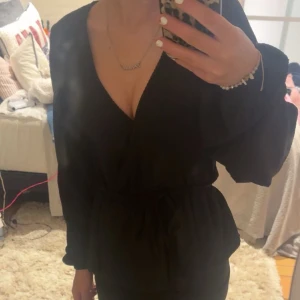 Svart knyt topp från Nelly - Säljer denna jätte söta svarta ”ribbade” topp från Nelly. 🌼🌼 endast använt några enstaka gånger så fortfarande i superfint skick! Nypris: 299kr