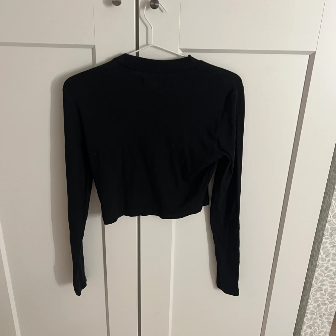 Svart croppad långärmad topp - 1