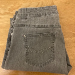 Grå broderade jeans  - Straight passform och medelhög midja. Skriv om du vill ha mått eller har frågor 🩷